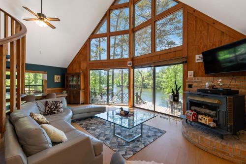 客房, Riverfront Retreat with Dock, Kayaks and Views in 謝爾比