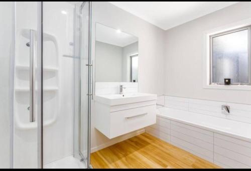 Spacious One-Bedroom with Private Bathroom Aotea in โพรีรัว