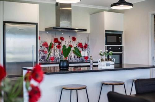 Spacious One-Bedroom with Private Bathroom Aotea in โพรีรัว