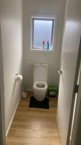 ห้องน้ำ, Spacious One-Bedroom with Private Bathroom Aotea in โพรีรัว