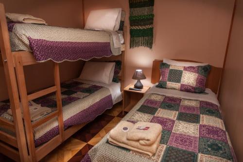 1 twin bed, 2 bunk beds