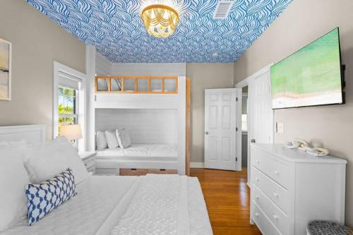 Coast & Key Cottage by Stay On 30A- Pool, Bikes, Seagrove Beach