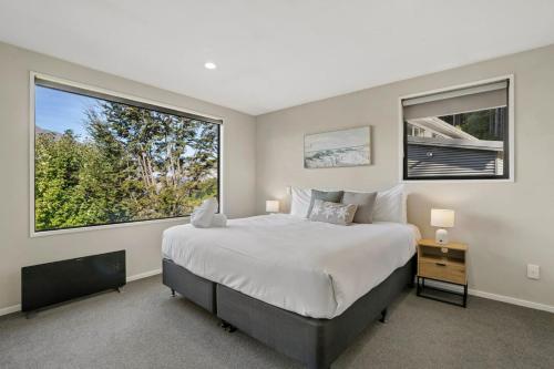 Mountain View Retreat | Panoramic Lake & Mountain Views - image 3
