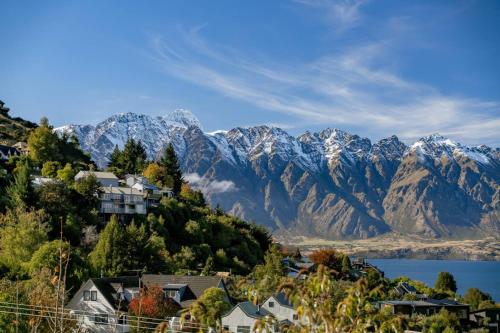 Mountain View Retreat | Panoramic Lake & Mountain Views - image 12