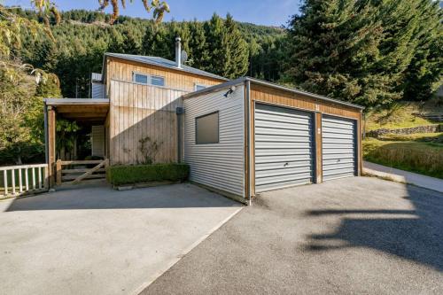 Mountain View Retreat | Panoramic Lake & Mountain Views - image 9
