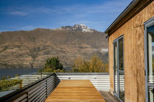 Mountain View Retreat | Panoramic Lake & Mountain Views - image 6