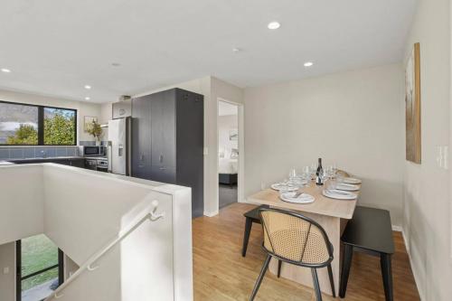 Mountain View Retreat | Panoramic Lake & Mountain Views - image 7