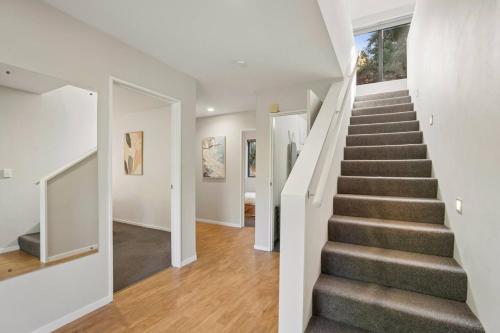 Mountain View Retreat | Panoramic Lake & Mountain Views - image 5