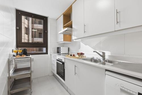 Bright Elegant 2BR with Terrace - image 2