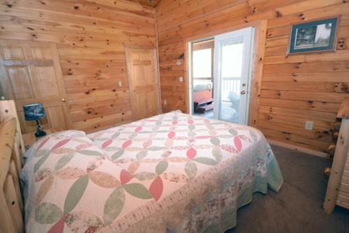 Romantic Cabin w Hot Tub Near Old Mans Cave - image 13