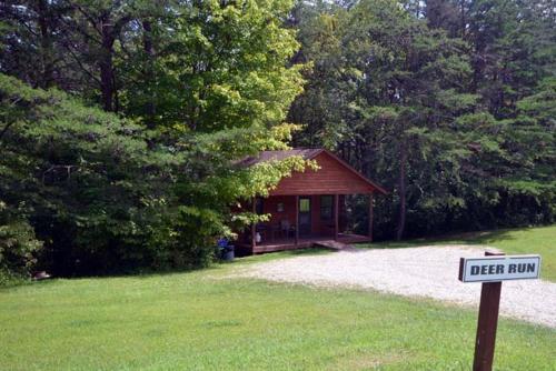 Romantic Cabin w Hot Tub Near Old Mans Cave - main image