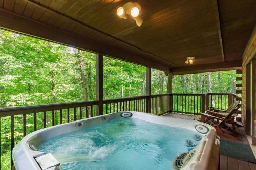 Romantic Cabin w Hot Tub Near Old Mans Cave - image 10