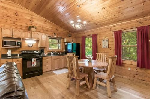 Romantic Cabin w Hot Tub Near Old Mans Cave - image 4
