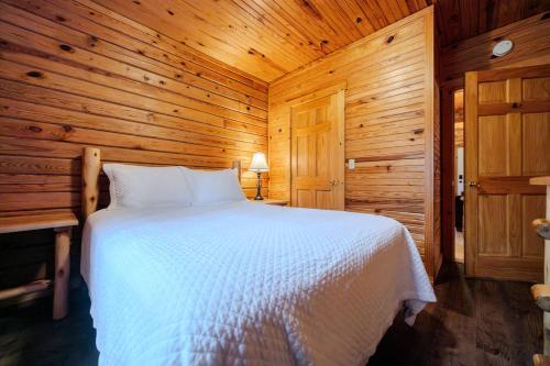 Cozy 2-bed Cabin w stunning views-Oldfield Cabin - image 14