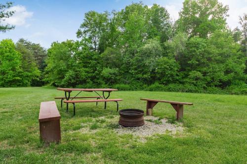 Cozy 2-bed Cabin w stunning views-Oldfield Cabin - image 4