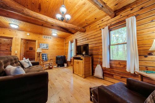Cozy and secluded 2-bedroom Pine Grove Cabin - image 8