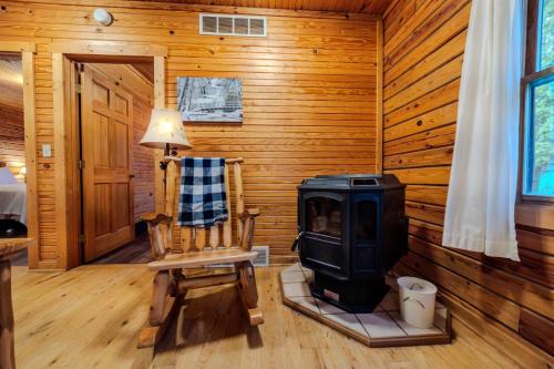 Cozy and secluded 2-bedroom Pine Grove Cabin - image 3