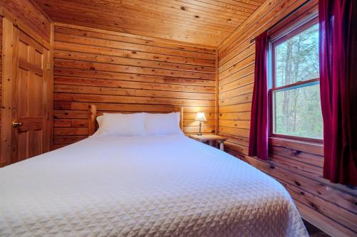 Cozy and secluded 2-bedroom Pine Grove Cabin - image 9
