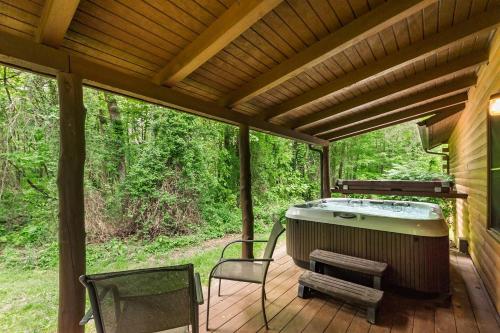 Cozy and secluded 2-bedroom Pine Grove Cabin - image 5