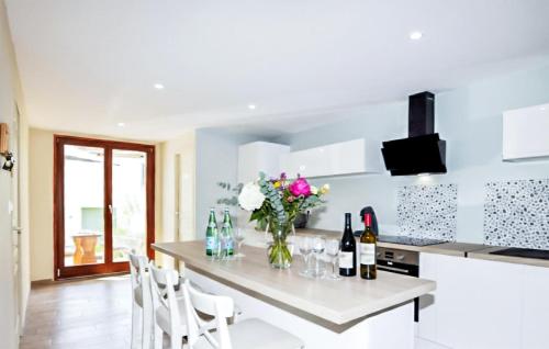 virtuve, 3 Bedroom Stunning Home In Saint-Génis-Des-Fontai (3 Bedroom Stunning Home In Saint-Genis-Des-Fontai) in Saint-Genis-des-Fontaines