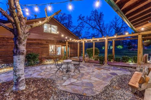 Log Cabin sleeps 20 with hot tub, EV Charger, firepit in Ahwahnee (CA)