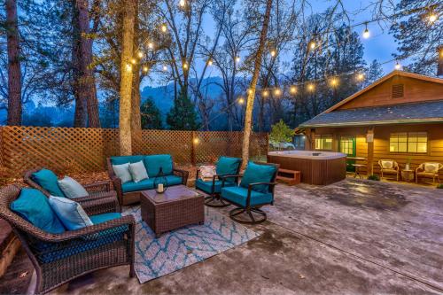Log Cabin sleeps 20 with hot tub, EV Charger, firepit in Ahwahnee (CA)
