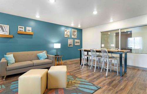 Lobby, Extended Stay America Select Suites - Orlando - Airport in Orlando International Airport