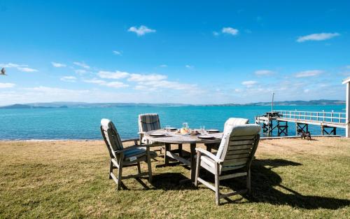 Waiheke Waters Edge - Accommodation - Omiha