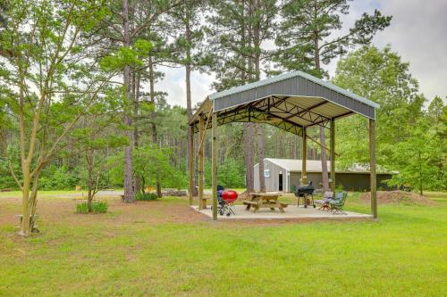 Ramp Entry! Quaint Cottage Near Greers Ferry Lake – khách sạn tại Vịnh Fairfield (AR)
