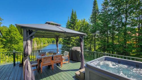 Chalet du Coeur avec spa et bord de l'eau in Seintadolfa Dovarda (QC)