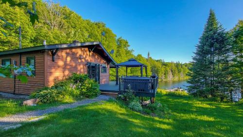 Chalet du Coeur avec spa et bord de l'eau in Seintadolfa Dovarda (QC)