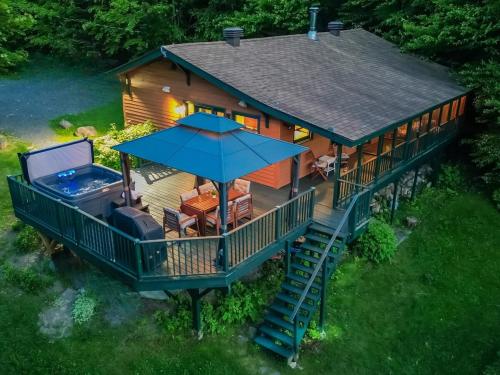 Chalet du Coeur avec spa et bord de l'eau in Seintadolfa Dovarda (QC)