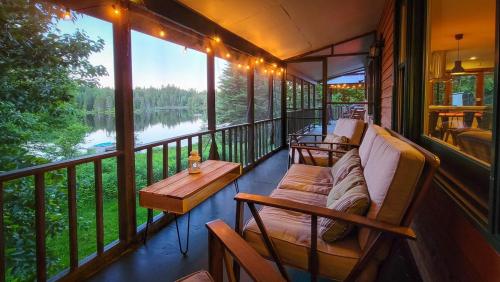 Chalet du Coeur avec spa et bord de l'eau in Seintadolfa Dovarda (QC)