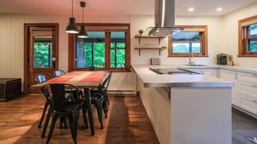 Chalet du Coeur avec spa et bord de l'eau in Seintadolfa Dovarda (QC)
