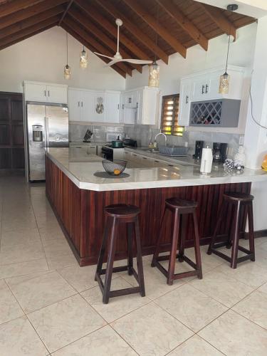5 Bedroom stunning sunsets views in Whitehouse