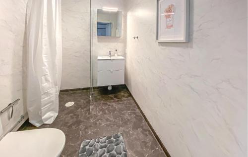 Banheiro, Gorgeous Apartment In Köpingsvik With Wifi (Gorgeous Apartment In Kopingsvik With Wifi) in Kopingsvik