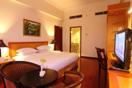 1 queen bed, 1 double bed