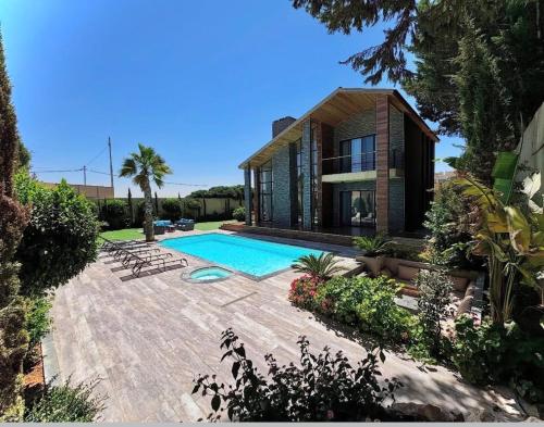 Yolandas Luxury Villa with Private Pool in Al Qastal