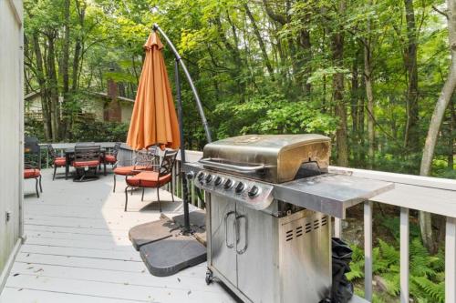 Pocono Chalet / 4 BDRMS / Fireplace in Pocono Pines, USA