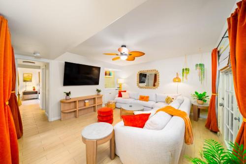 Great Reviews Beautiful Movie Colony Home PoolSpa - image 3