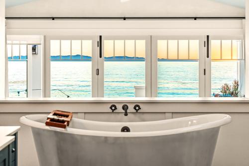 Iekārtas, On The Sand Great For Families Amazing Views Spa in Faria Beach (CA)