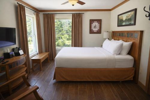Sierra Sky Ranch, Ascend Hotel Collection Room Type - Ranch House King Fireplace Suite