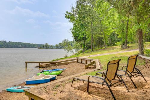 Lakefront Winnsboro Home w/ 20+ Acres! in Vinsboro (TX)