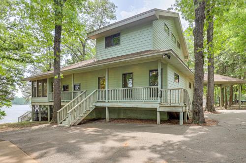Lakefront Winnsboro Home w/ 20+ Acres! in Vinsboro (TX)