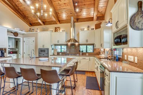 Lakefront Winnsboro Home w/ 20+ Acres! in Vinsboro (TX)