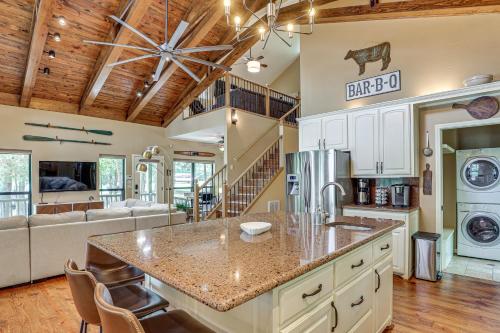 Lakefront Winnsboro Home w/ 20+ Acres! in Vinsboro (TX)