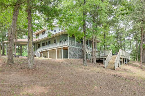 Lakefront Winnsboro Home w/ 20+ Acres! in Vinsboro (TX)