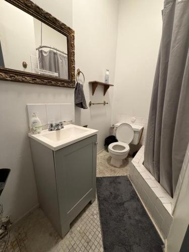 Bathroom, Macaw Guest House in New York (NY)