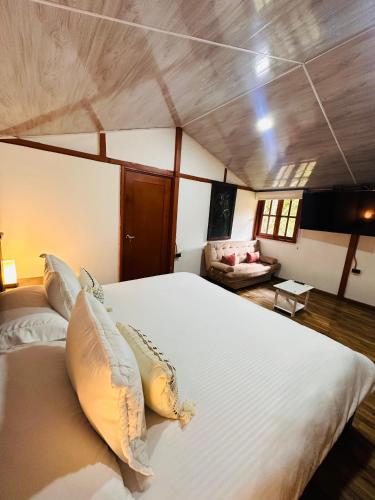 1 king bed, 2 double beds