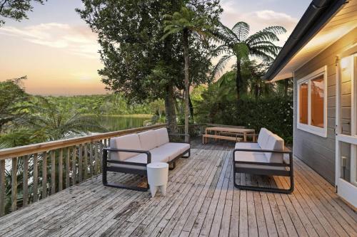 Okere Tree House - Lakefront with own Jetty – khách sạn tại Mourea